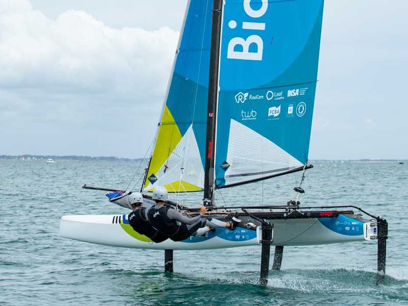 Quentin Delapierre vainqueur de la Medal Race en Nacra 17 au Japon