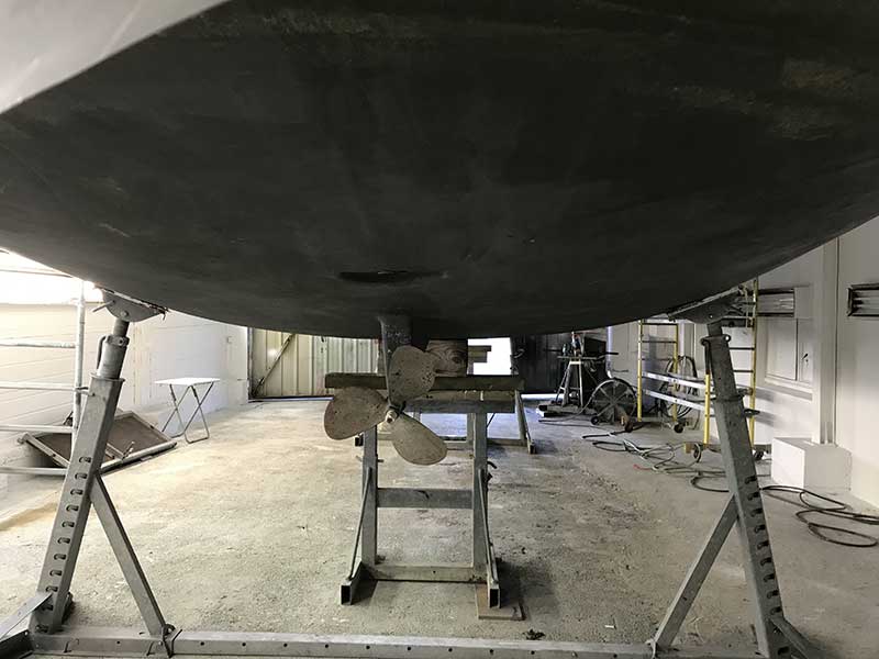 Stratification et finition en fibre polyester Réfection du bateau suite à un talonnage