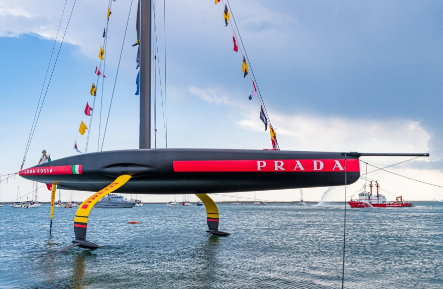 Finition de la coque, carène et pont du nouveau Luna Rossa AC 75